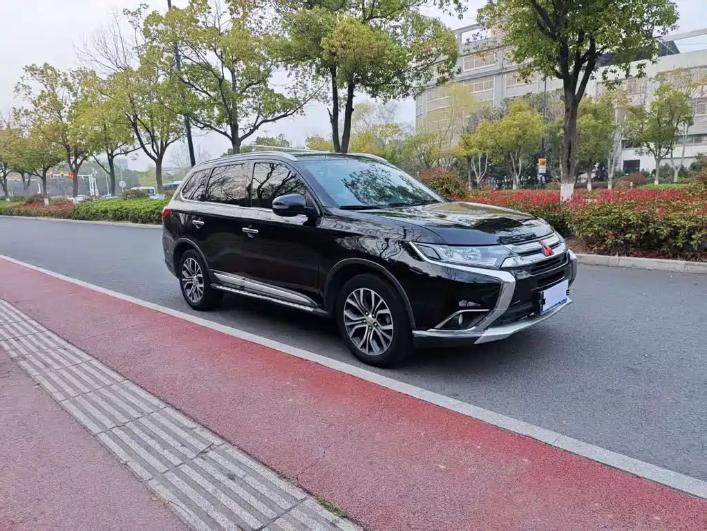Mitsubishi Outlander 2018 2.4L AWD Luxury 7-seater 2018 - thumbnail 3