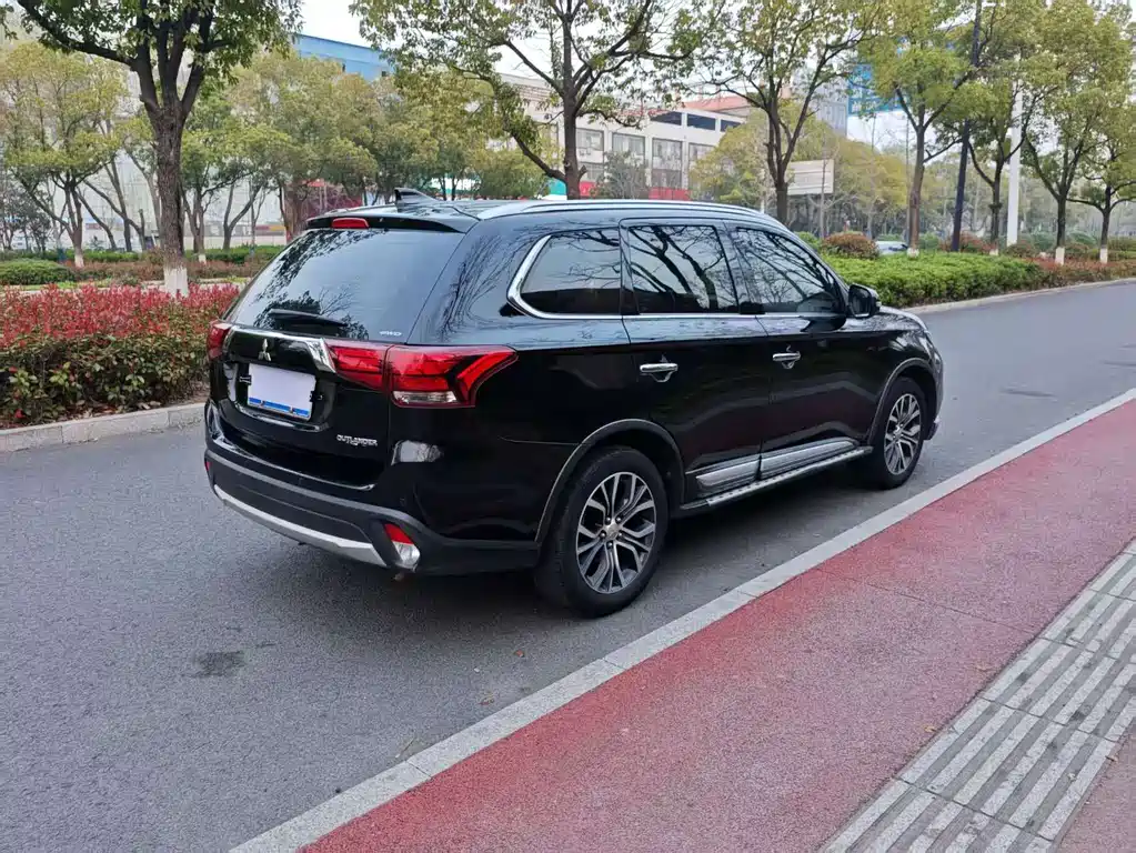 Mitsubishi Outlander 2018 2.4L AWD Luxury 7-seater 2018 - thumbnail 4