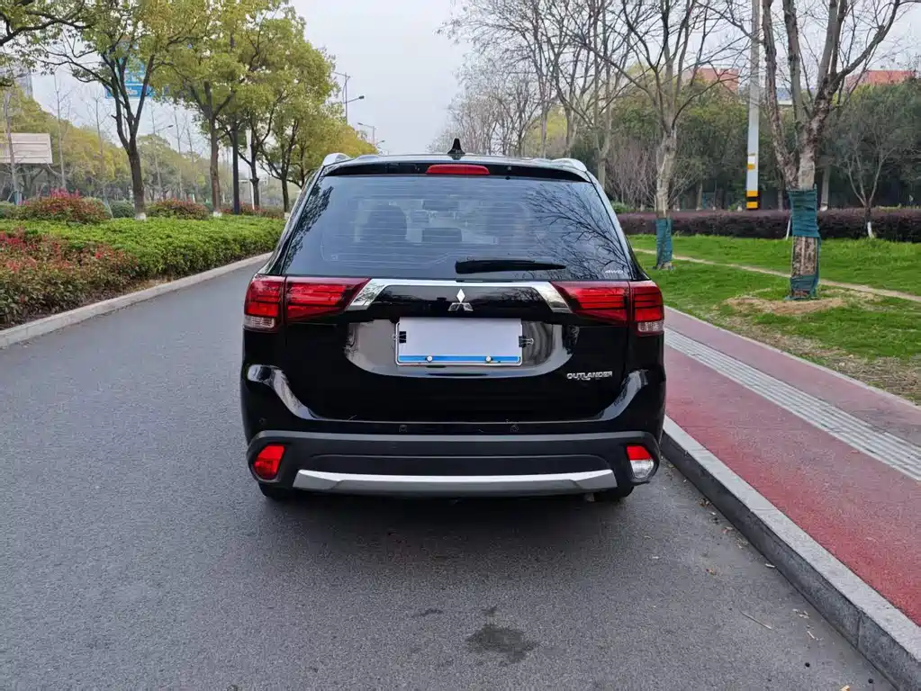 Mitsubishi Outlander 2018 2.4L AWD Luxury 7-seater 2018 - thumbnail 5