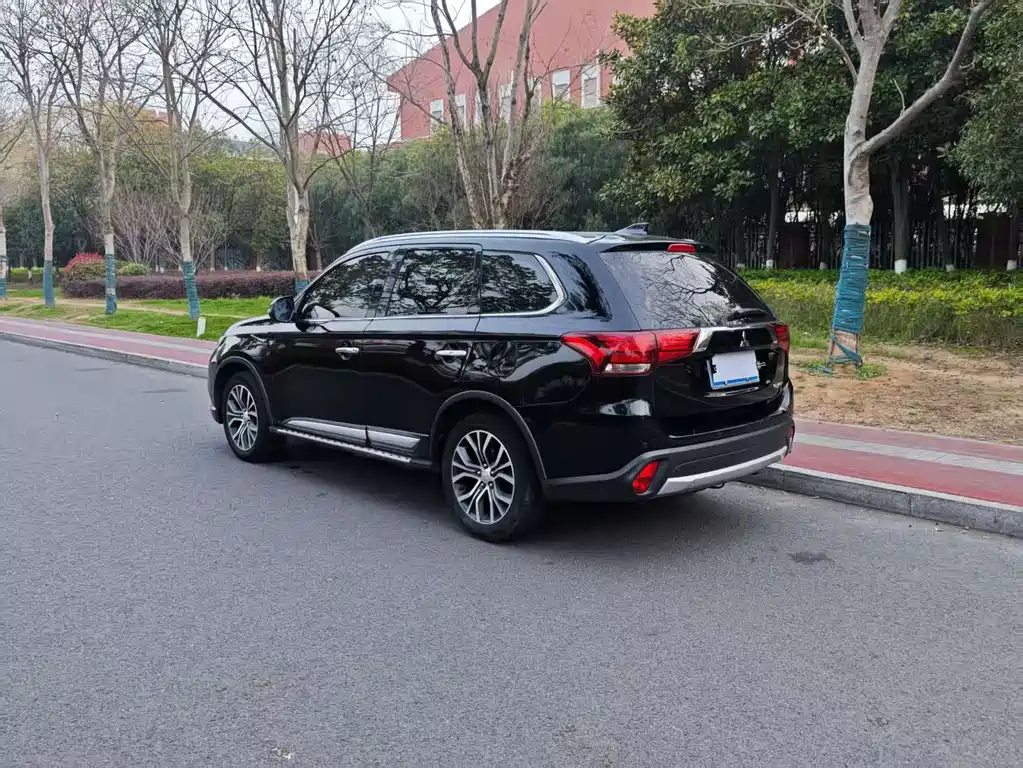 Mitsubishi Outlander 2018 2.4L AWD Luxury 7-seater 2018 - thumbnail 6