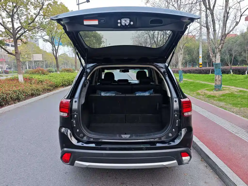 Mitsubishi Outlander 2018 2.4L AWD Luxury 7-seater 2018 - thumbnail 8