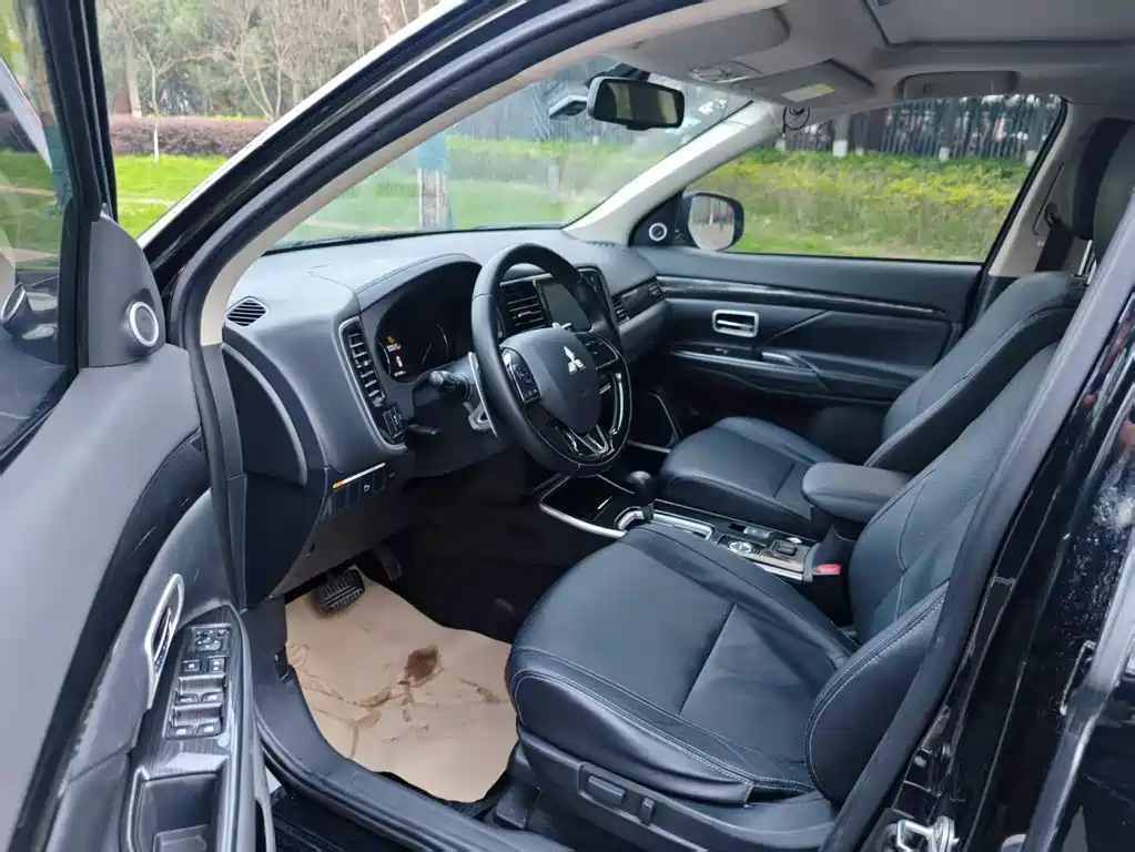 Mitsubishi Outlander 2018 2.4L AWD Luxury 7-seater 2018 - thumbnail 11