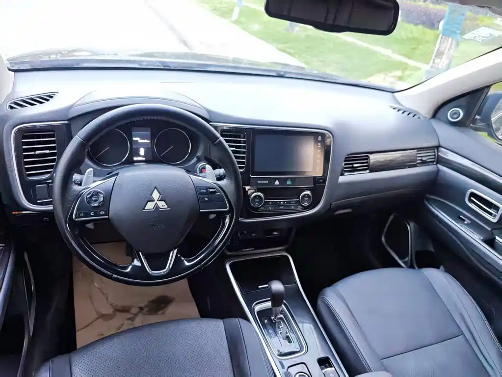 Mitsubishi Outlander 2018 2.4L AWD Luxury 7-seater 2018 - thumbnail 12