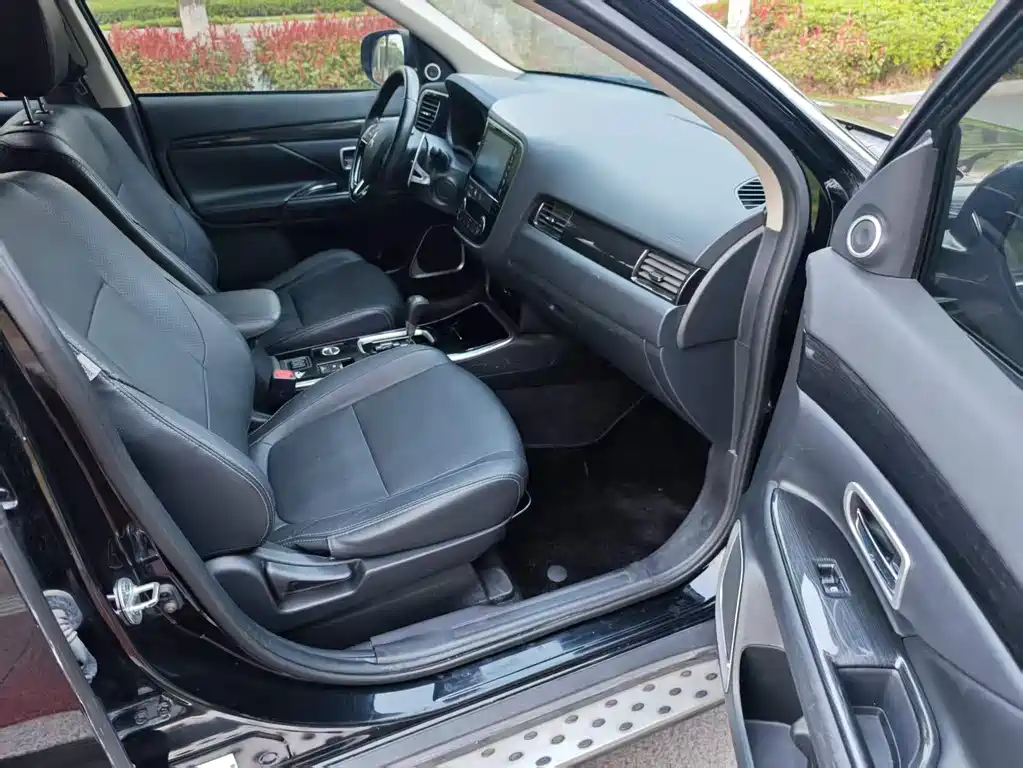 Mitsubishi Outlander 2018 2.4L AWD Luxury 7-seater 2018 - thumbnail 13