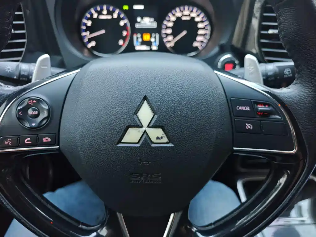 Mitsubishi Outlander 2018 2.4L AWD Luxury 7-seater 2018 - thumbnail 17
