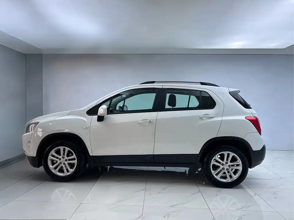 Chevrolet Trax 2016 1.4T Manual 2WD Comfort with Sunroof 2016 - thumbnail 4
