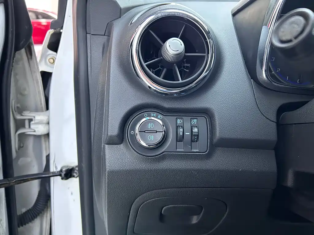Chevrolet Trax 2016 1.4T Manual 2WD Comfort with Sunroof 2016 - thumbnail 14