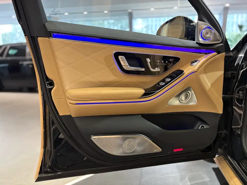 Mercedes-Benz Maybach S-Class 2022 S 680 4MATIC Virgil Abloh Limited Edition 2023 - thumbnail 9