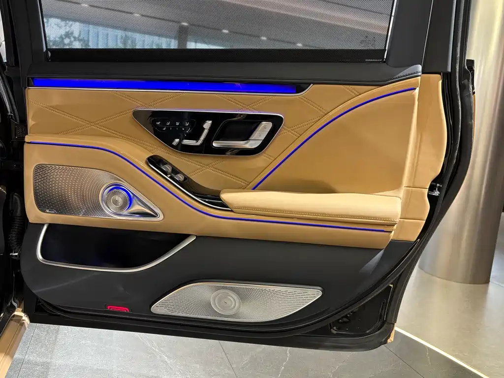 Mercedes-Benz Maybach S-Class 2022 S 680 4MATIC Virgil Abloh Limited Edition 2023 - thumbnail 22