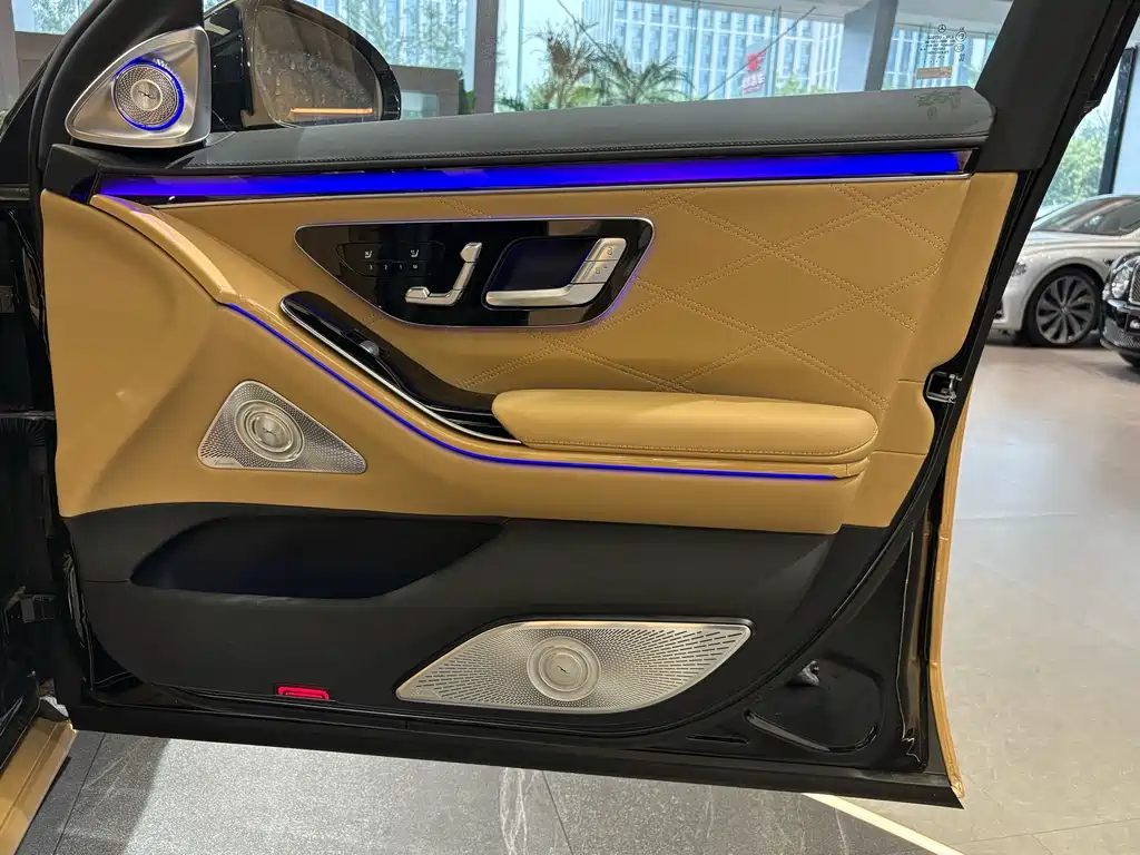 Mercedes-Benz Maybach S-Class 2022 S 680 4MATIC Virgil Abloh Limited Edition 2023 - thumbnail 26