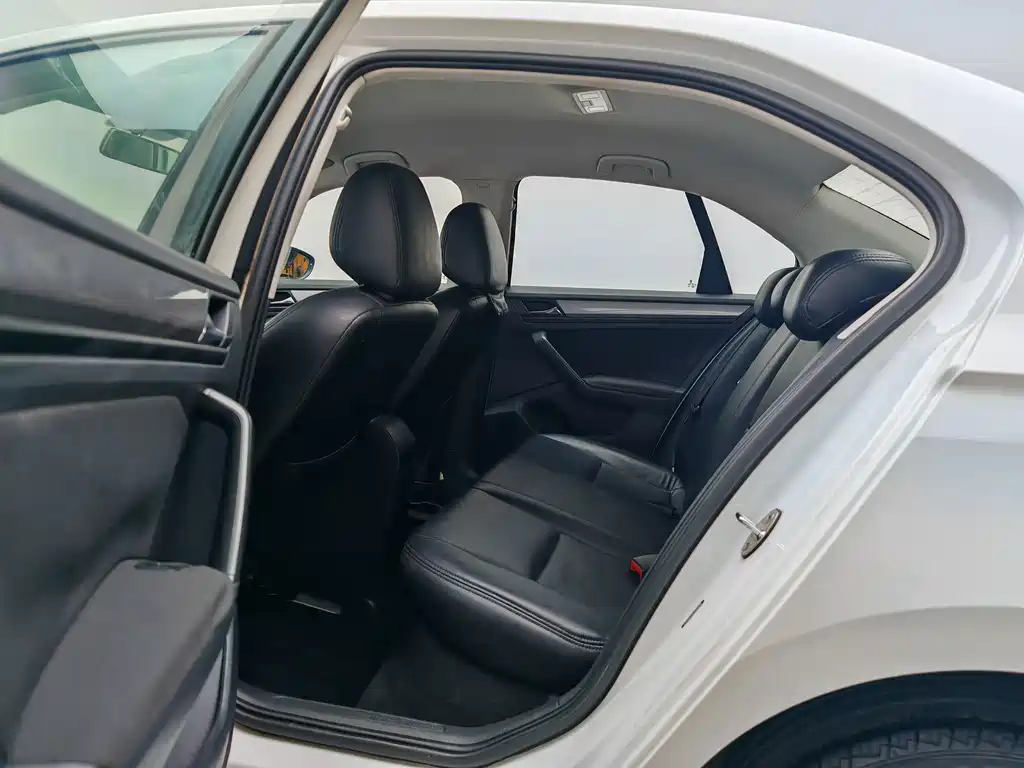Volkswagen Volkswagen Bora 2018 1.5L Automatic Comfort Model 2018 - thumbnail 13