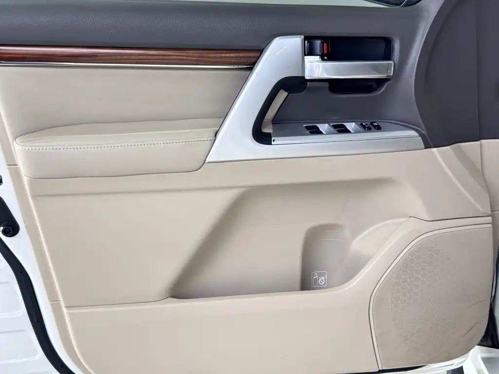 Toyota Land Cruiser 2018 5.7L EX-R Middle East Version 2018 - thumbnail 16