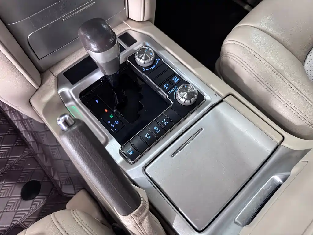 Toyota Land Cruiser 2018 5.7L EX-R Middle East Version 2018 - thumbnail 23
