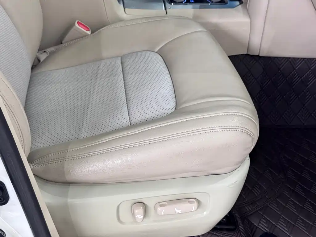 Toyota Land Cruiser 2018 5.7L EX-R Middle East Version 2018 - thumbnail 25