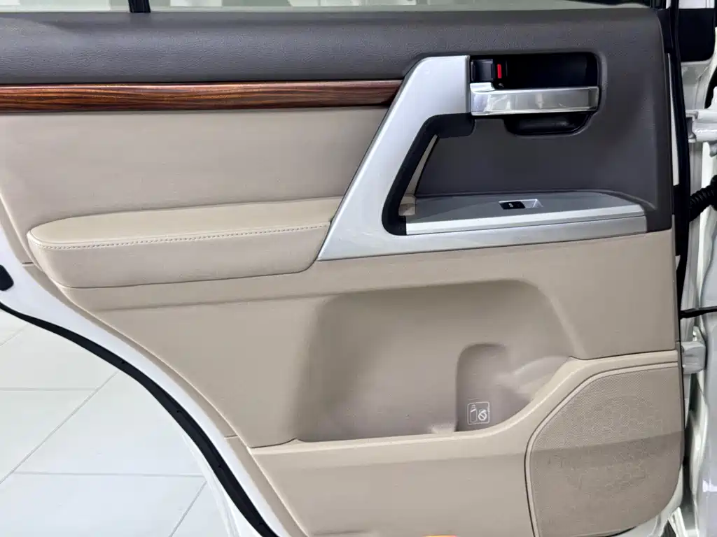 Toyota Land Cruiser 2018 5.7L EX-R Middle East Version 2018 - thumbnail 27