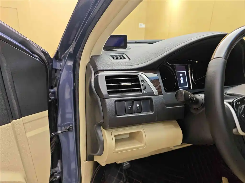 Toyota Toyota Camry 2015 Hybrid 2.5HG Luxury Navigation Edition 2016 - thumbnail 12