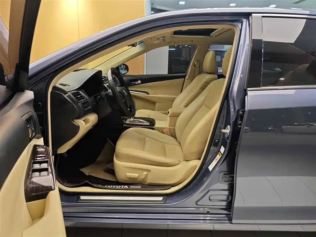 Toyota Toyota Camry 2015 Hybrid 2.5HG Luxury Navigation Edition 2016 - thumbnail 14