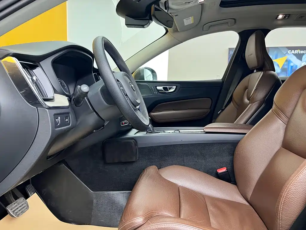 Volvo Volvo XC60 2019 T5 AWD Luxury Edition 2019 - thumbnail 3