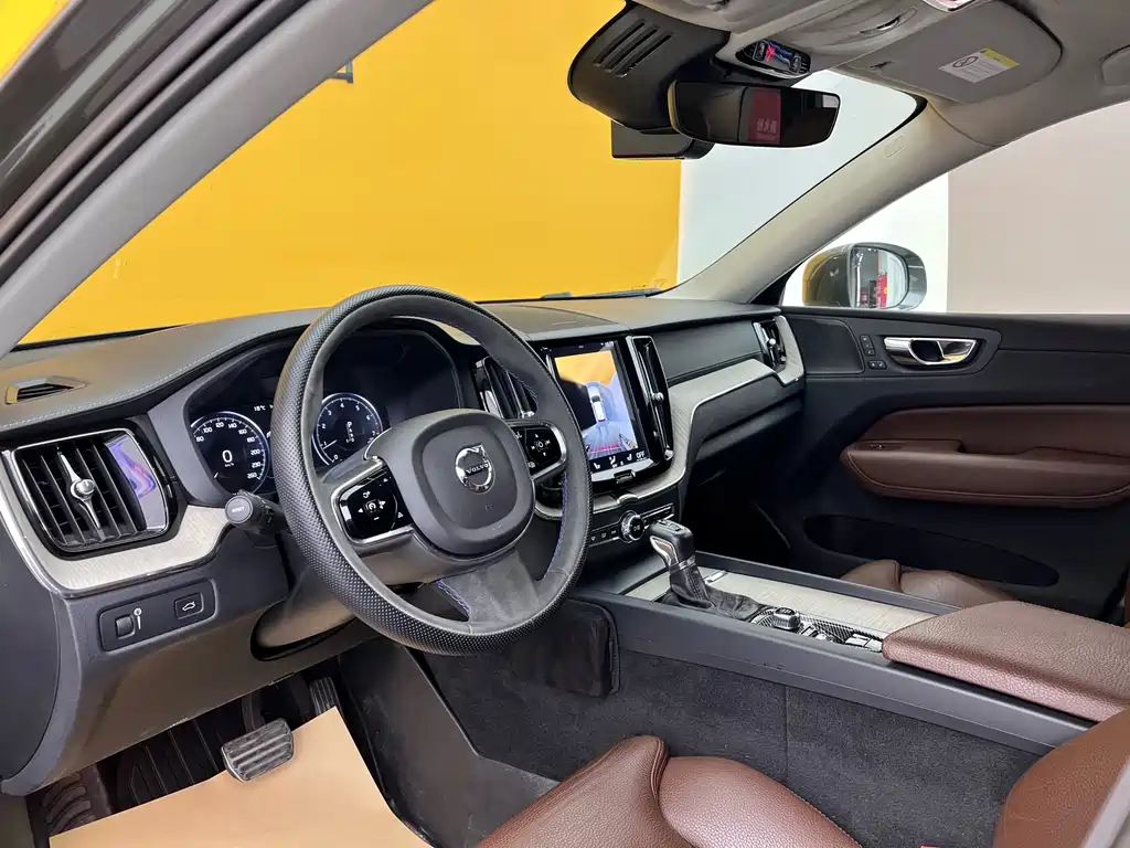 Volvo Volvo XC60 2019 T5 AWD Luxury Edition 2019 - thumbnail 4