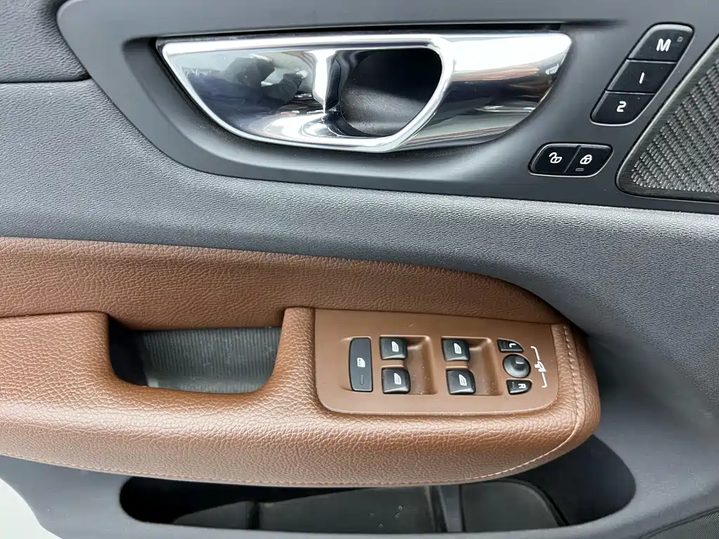 Volvo Volvo XC60 2019 T5 AWD Luxury Edition 2019 - thumbnail 5
