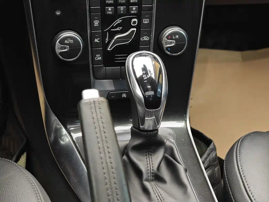 Volvo Volvo V40 2018 T3 Momentum 2018 - thumbnail 17