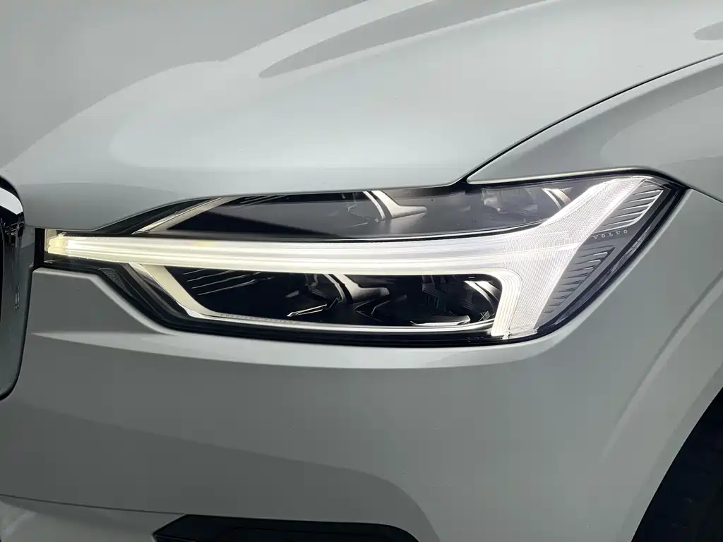 Volvo Volvo XC60 2020 T5 AWD Momentum Luxury Edition 2020 - thumbnail 4