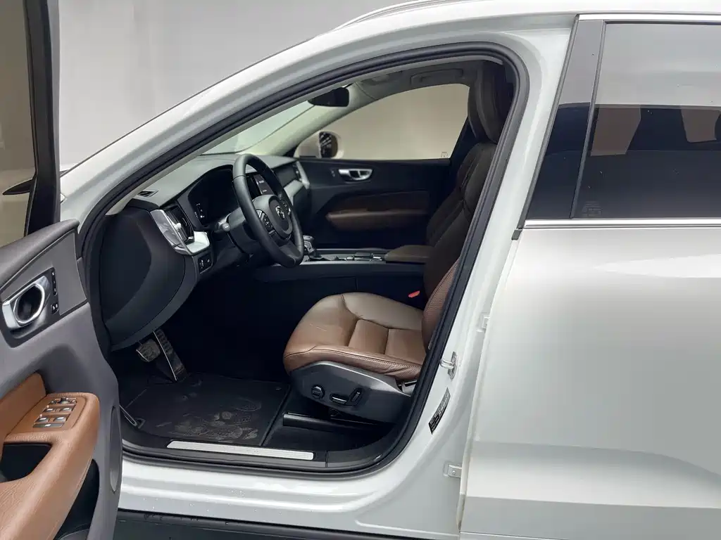 Volvo Volvo XC60 2020 T5 AWD Momentum Luxury Edition 2020 - thumbnail 13