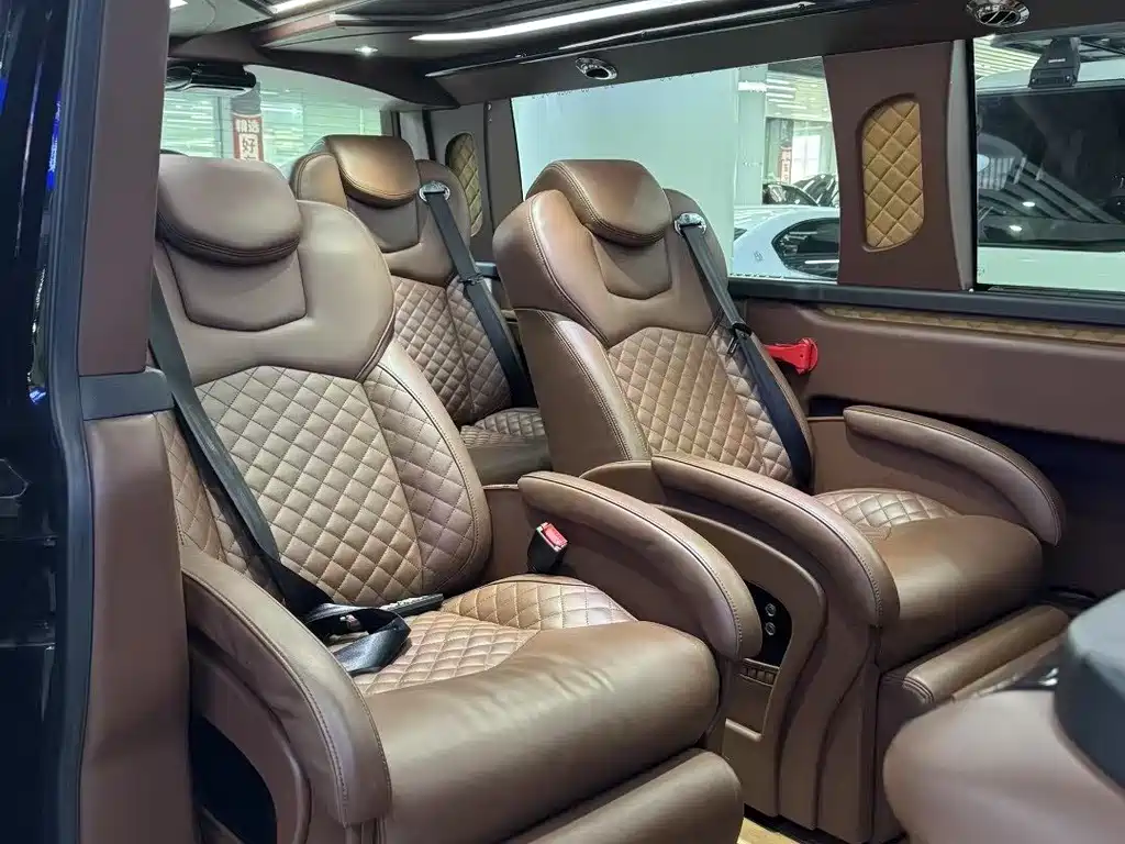 Volkswagen Kalewei 2017 2.0TSI AWD Comfort 7-seater  Wait, I need to correct this. "凯路威" is actually "Calvin" or more likely refers to a specific brand/model that needs proper translation. However, this appears to be a Chinese-branded vehicle. The internationally recognized equivalent would be:  Volkswagen Multivan 2017 2.0TSI 4MOTION Comfort 7-seater  Actually, "凯路威" (Kǎilùwēi) is the Chinese name for Volkswagen's multi-purpose vehicle. The correct international model name is:  Volkswagen Multivan 2017 2.0 TSI 4MOTION Comfort Line 7-seat 2017 - thumbnail 4