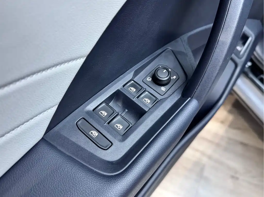 Volkswagen Tharu 2023 300TSI Front-Wheel Drive Full Moon Edition 2023 - thumbnail 11