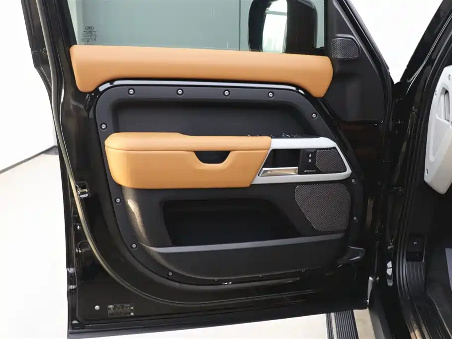 Land Rover Land Rover Defender 2023 Model Year Facelift 110 3.0T P400 Dark Black Special Edition 2023 - thumbnail 10