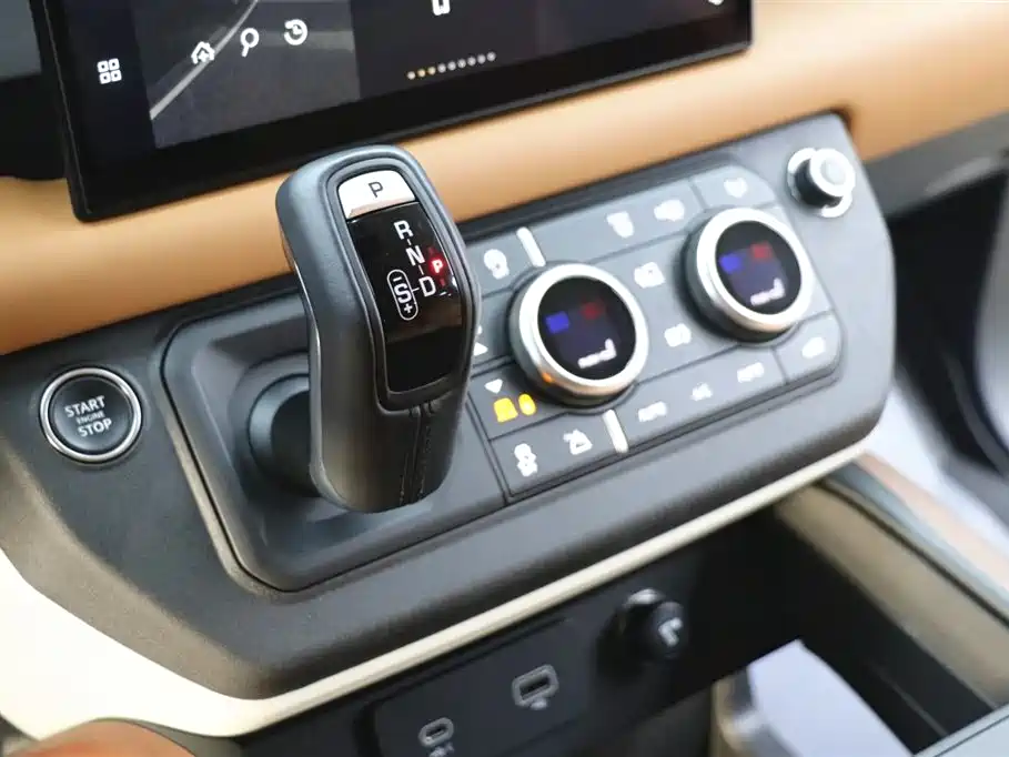 Land Rover Land Rover Defender 2023 Model Year Facelift 110 3.0T P400 Dark Black Special Edition 2023 - thumbnail 15