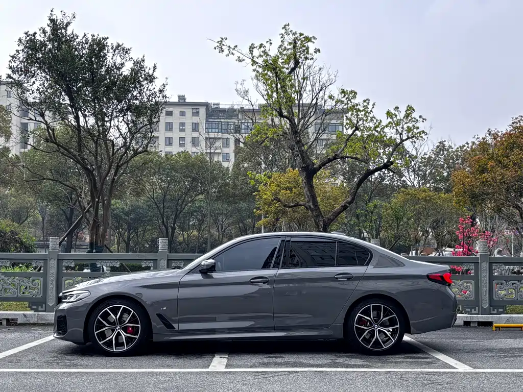 BMW BMW 5 Series Import 2022 Model Facelift 530i Style Edition M Sport Package 2023 - thumbnail 3