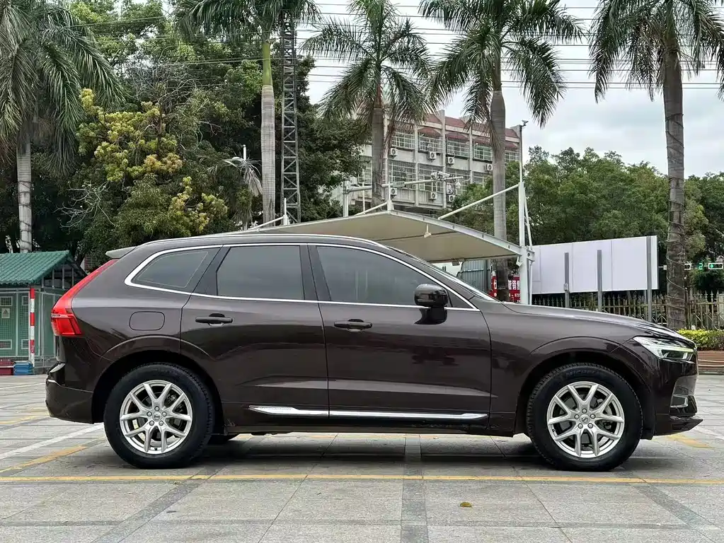 Volvo Volvo XC60 2020 T5 AWD Momentum Luxury Edition 2020 - thumbnail 4