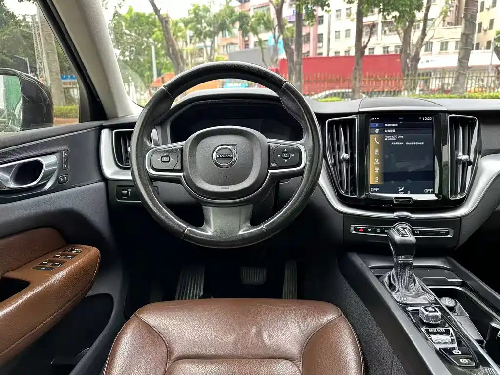 Volvo Volvo XC60 2020 T5 AWD Momentum Luxury Edition 2020 - thumbnail 8