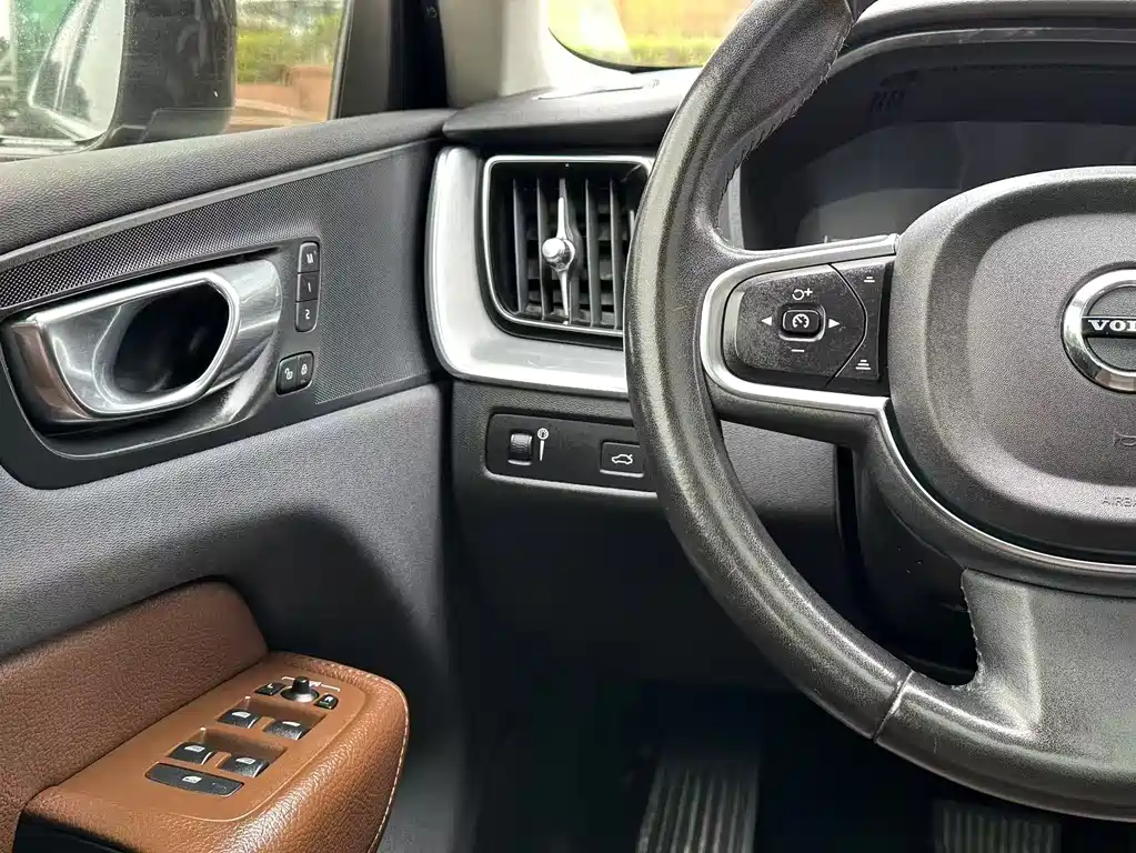 Volvo Volvo XC60 2020 T5 AWD Momentum Luxury Edition 2020 - thumbnail 10