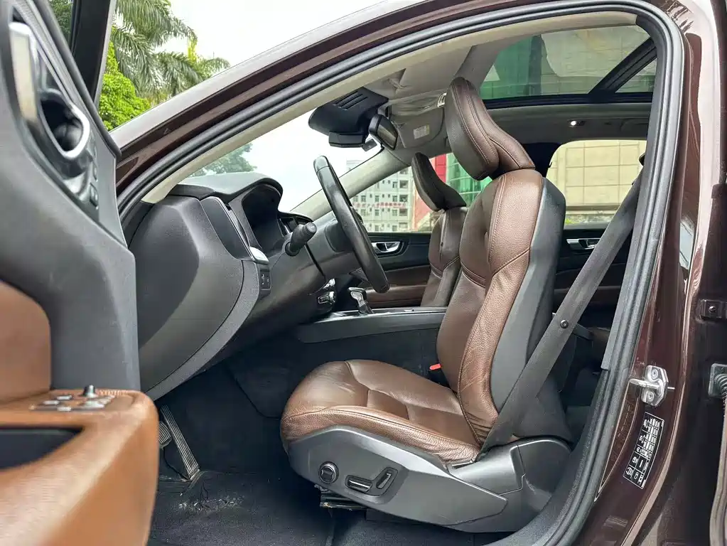 Volvo Volvo XC60 2020 T5 AWD Momentum Luxury Edition 2020 - thumbnail 14