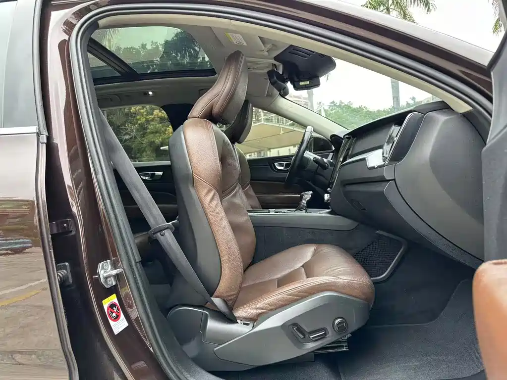 Volvo Volvo XC60 2020 T5 AWD Momentum Luxury Edition 2020 - thumbnail 17