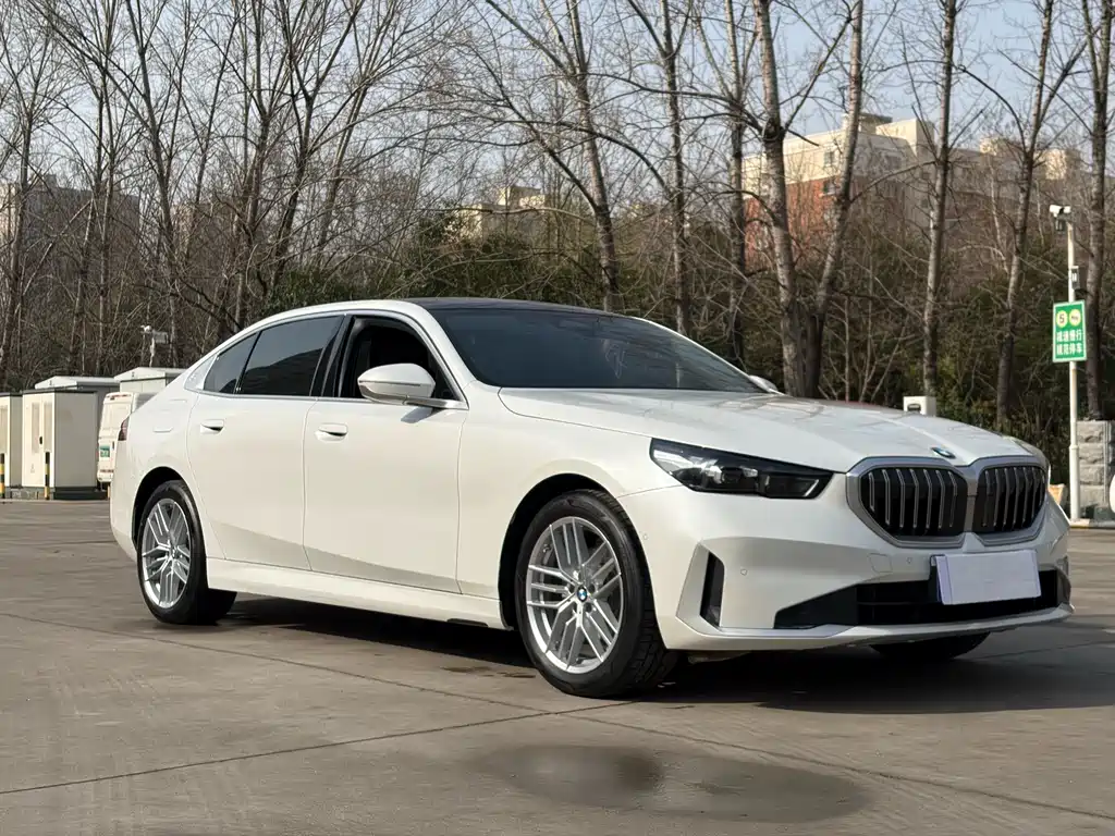 BMW BMW 5 Series 2024 525Li Luxury Package 2024 - thumbnail 3