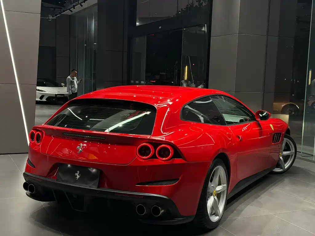 Ferrari GTC4 Lusso 2017 3.9T V8 2019 - thumbnail 3