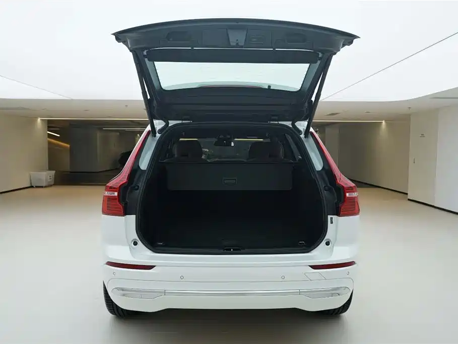 Volvo Volvo XC60 2025 B5 AWD Momentum Luxury Edition 2025 - thumbnail 6