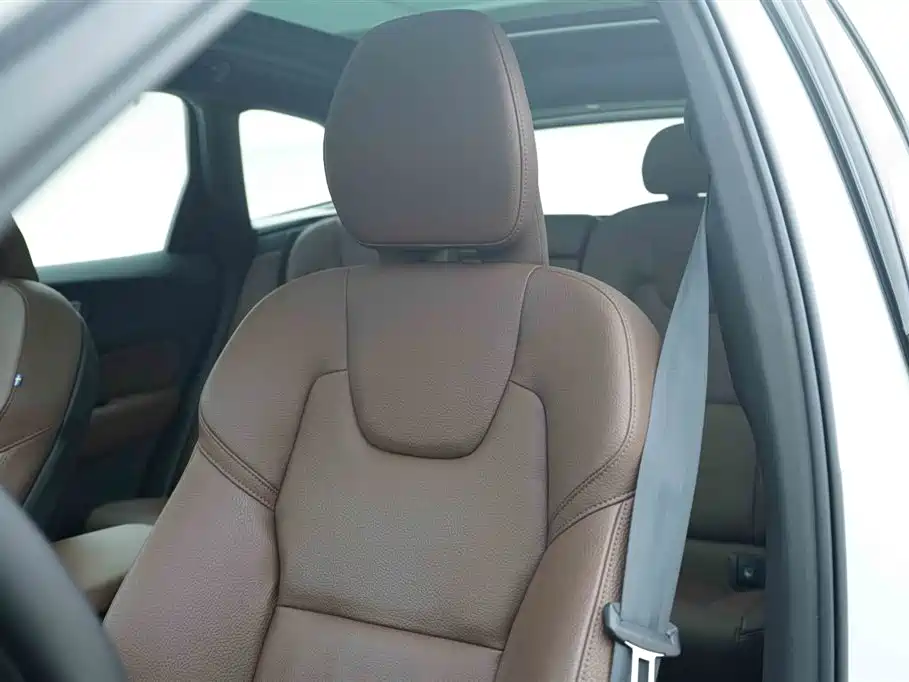 Volvo Volvo XC60 2025 B5 AWD Momentum Luxury Edition 2025 - thumbnail 13