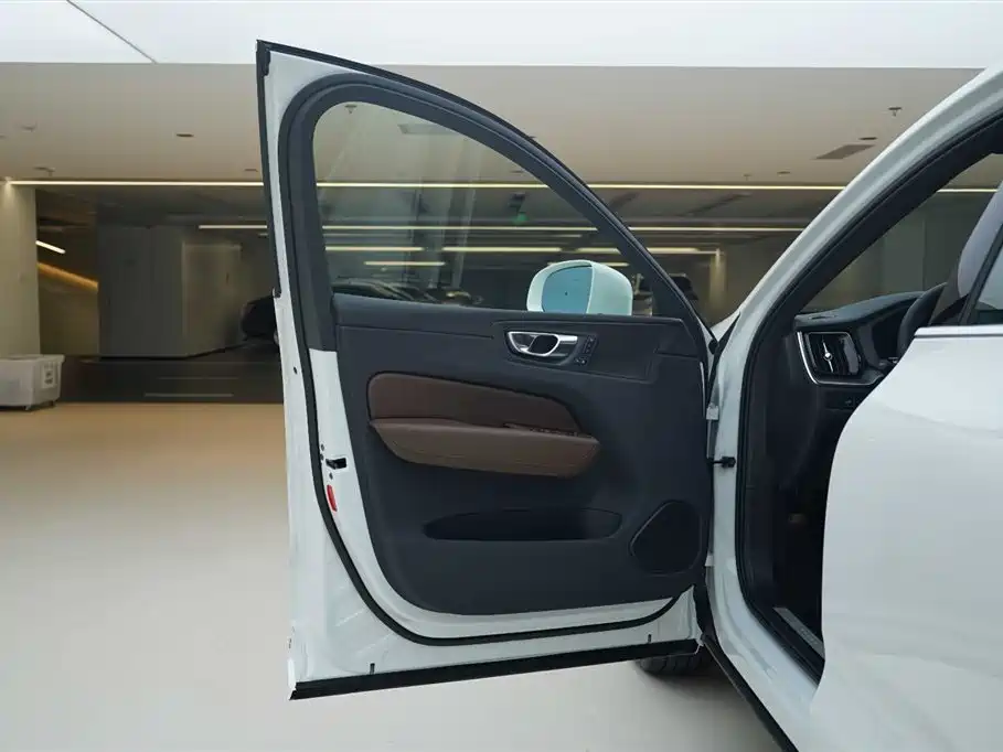 Volvo Volvo XC60 2025 B5 AWD Momentum Luxury Edition 2025 - thumbnail 17