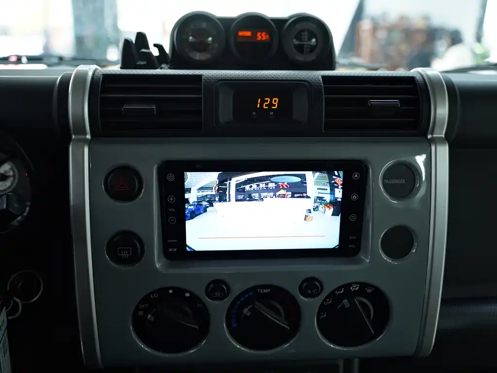 Toyota Toyota Land Cruiser FJ 2019 4.0L Middle East Version 2020 - thumbnail 6