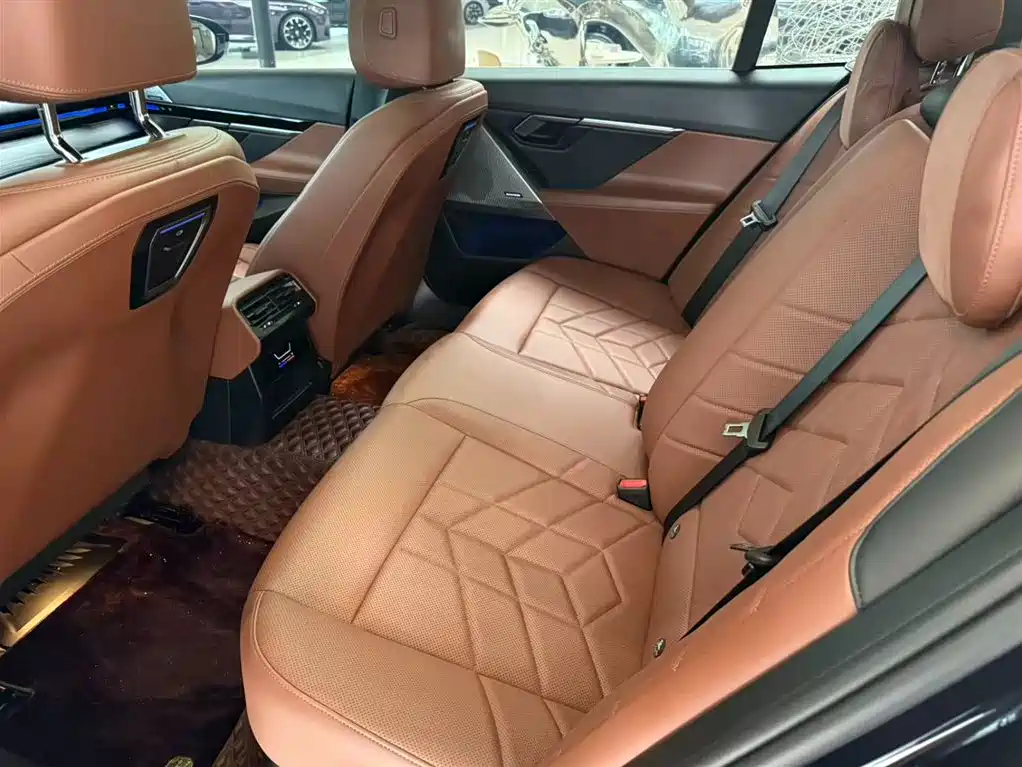 BMW BMW 5 Series 2024 525Li Luxury Package 2024 - thumbnail 12