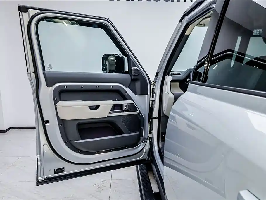 Land Rover Land Rover Defender 2022 110 P400 Dark Black Special Edition 2022 - thumbnail 5