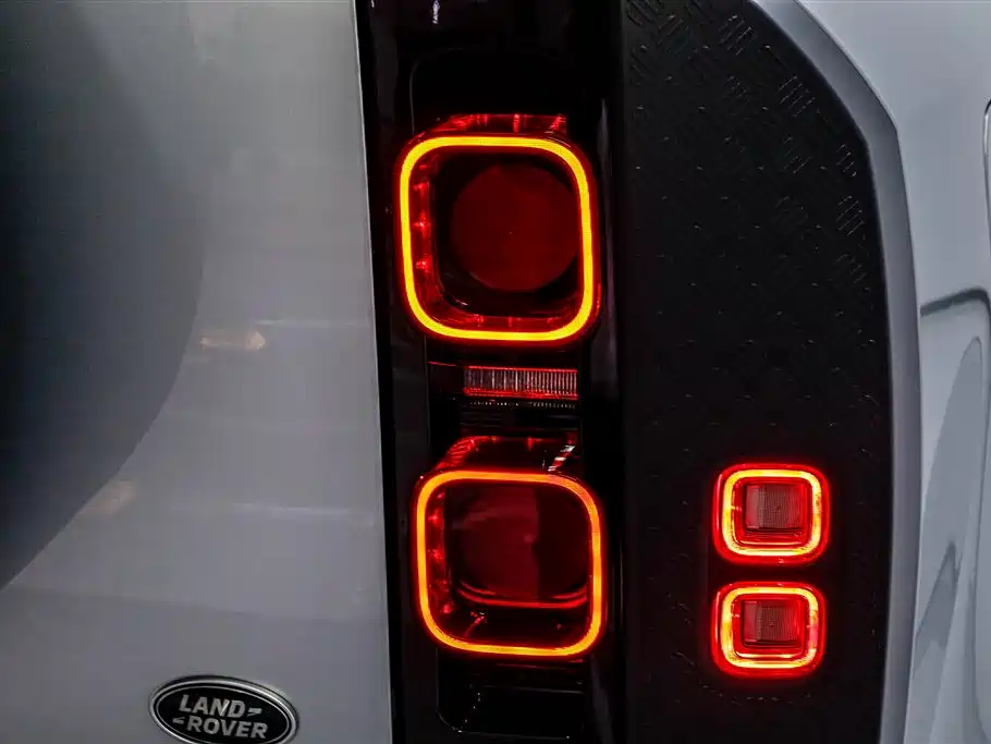 Land Rover Land Rover Defender 2022 110 P400 Dark Black Special Edition 2022 - thumbnail 8