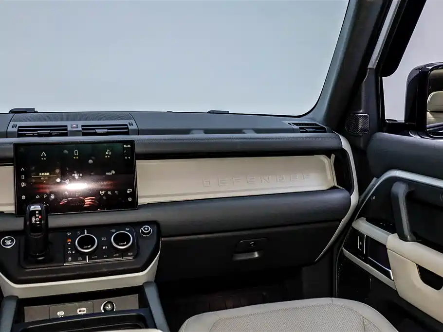 Land Rover Land Rover Defender 2022 110 P400 Dark Black Special Edition 2022 - thumbnail 22