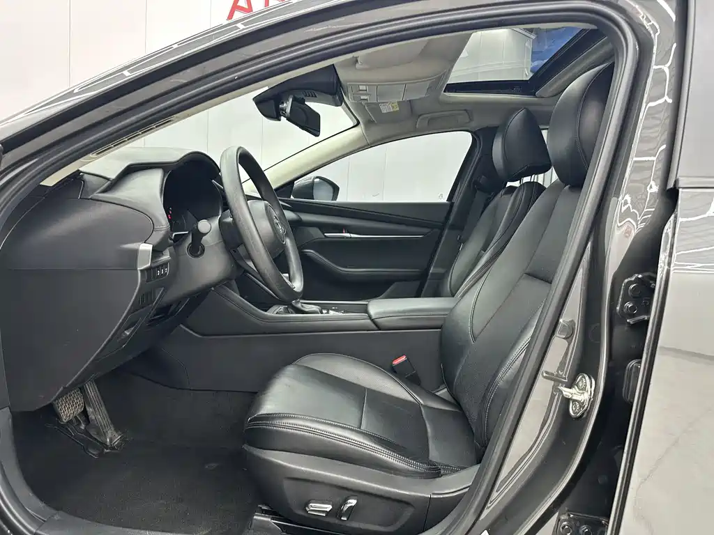 Mazda Mazda 3 Axela 2021 1.5L Automatic Quality Joy Edition 2021 - thumbnail 4