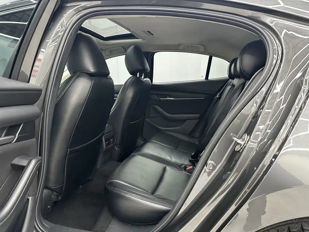 Mazda Mazda 3 Axela 2021 1.5L Automatic Quality Joy Edition 2021 - thumbnail 5