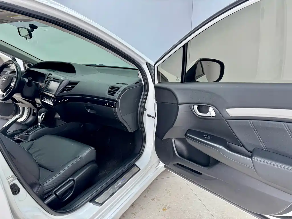 Honda Honda Civic 2014 1.8L Automatic Luxury Edition 2015 - thumbnail 12